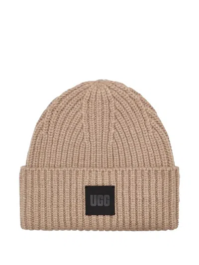 Ugg Ribbed Logo Beanie In Brown
