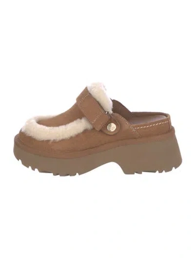Pre-owned Ugg Suede Flats In Brown