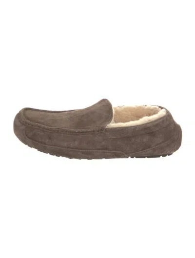 Pre-owned Ugg Suede Loafers In Brown
