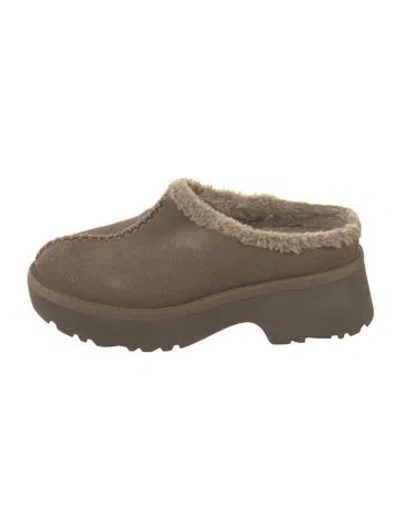 Pre-owned Ugg Suede Mules In Neutral