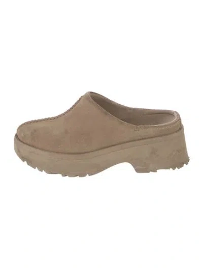 Pre-owned Ugg Suede Slippers In Neutral