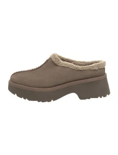 Pre-owned Ugg Suede Slippers In Neutral