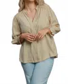Umgee Curvy Piper Split Neck Top In Latte In Neutral