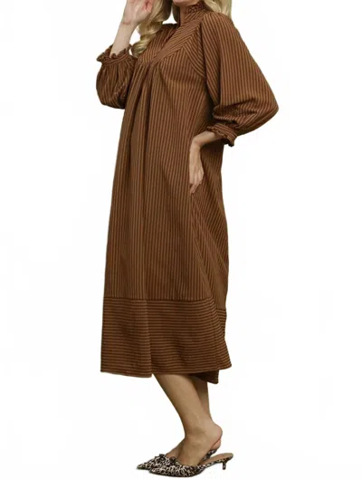 Umgee Hadley Seersucker Midi Dress - Curvy In Brown