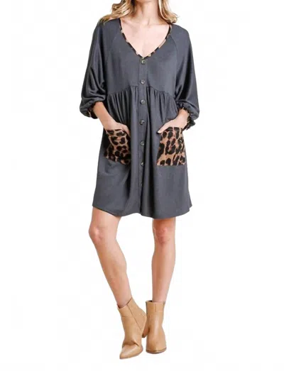 Umgee Leopard Pocket Dress In Charcoal In Black