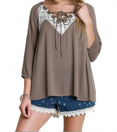 Umgee Peasant Lace Top In Mocha In Gray