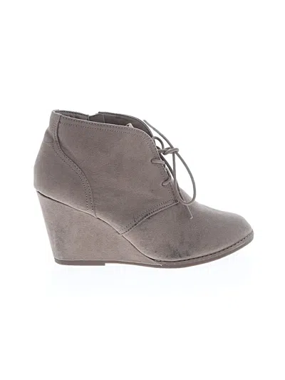 Pre-owned Universal Thread Ankle Boots In Brown