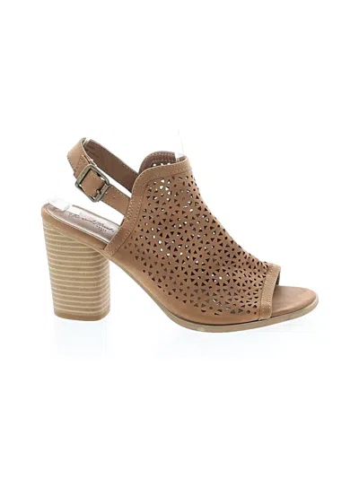 Pre-owned Universal Thread Sandals In Brown