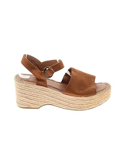Pre-owned Universal Thread Wedges In Tan