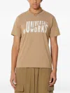 Universal Works 로고 프린트 티셔츠 In Brown