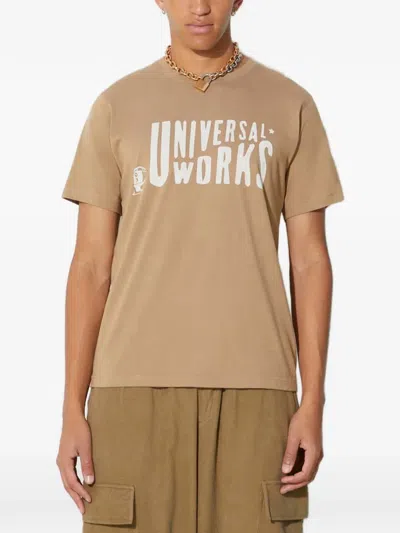 Universal Works 로고 프린트 티셔츠 In Brown