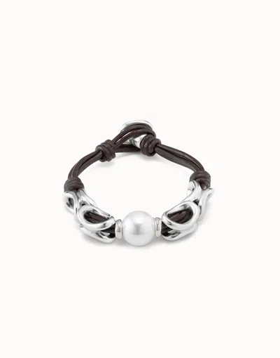 Unode50 Pulsera De Cuero Marron Con Eslabones De Plata Ovalados, Perla Central Y Cierre De Botón In Black