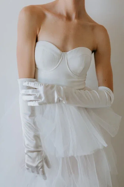 Untamed Petals Jasper Gloves In White