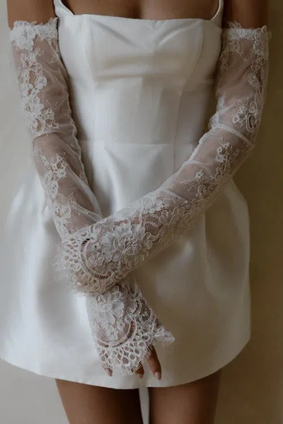Untamed Petals Madeline Gloves In White