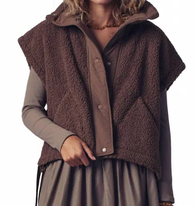 Urban Daizy Women's Quilted Collar Boxy Sherpa Vest In Brown