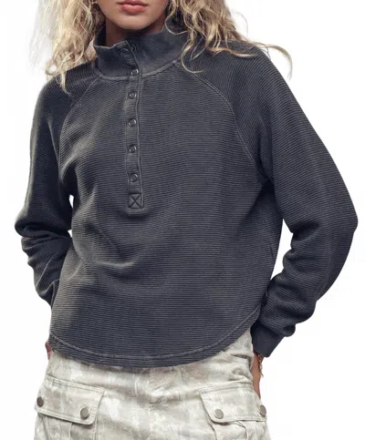 Urban Daizy Women's Thermal Knit Mock Neck Snap Henley Pullover Top In Charcoal In Gray