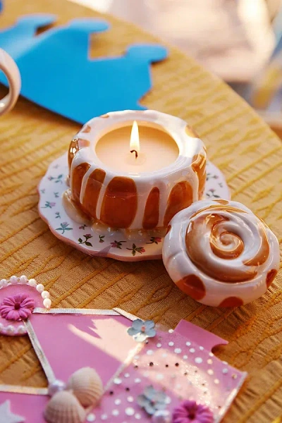 Urban Outfitters Cinnamon Bun 5 oz Candle In Frosted Cinnamon Bun At  In Black
