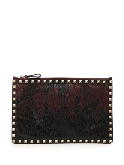 Pre-owned Valentino Garavani 2000-2017 Grained Calfskin Rockstud Camouflage Zip Clutch Bag In Red