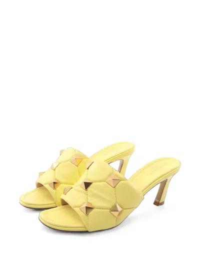 Pre-owned Valentino Garavani 2000s Quilted Sandals In 黄色