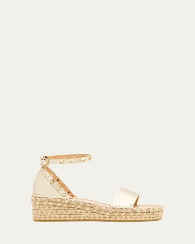 Valentino Garavani 55mm Rockstud Metallic Leather Wedge Espadrille Sandals In Neutral