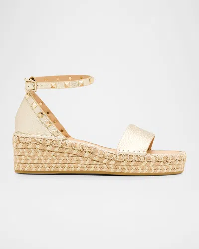 Valentino Garavani 55mm Rockstud Metallic Leather Wedge Espadrille Sandals In Neutral