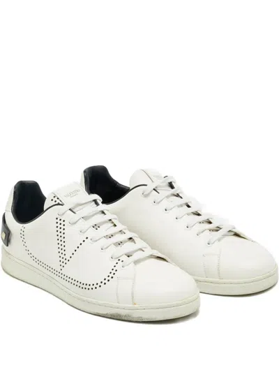 Pre-owned Valentino Garavani Backnet Leather Sneakers In White