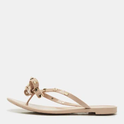 Pre-owned Valentino Garavani Beige Jelly Bow Rockstud Thong Flats Size 37 In Sand