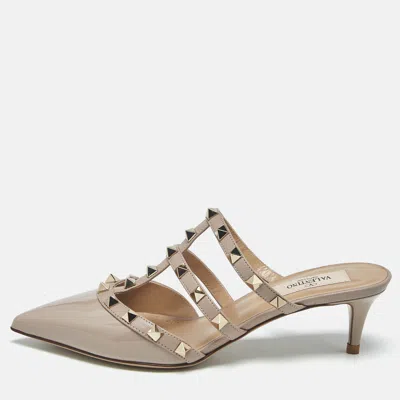Pre-owned Valentino Garavani Beige Leather And Patent Leather Rockstud Mules Size 35.5 In Sand