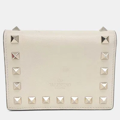 Pre-owned Valentino Garavani Beige Leather Rockstud Bi-fold Wallet In Sand