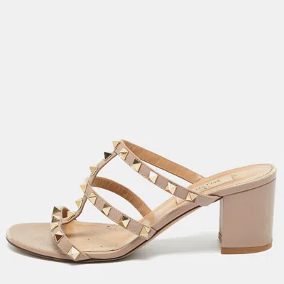 Pre-owned Valentino Garavani Beige Leather Rockstud Slide Sandals Size 37