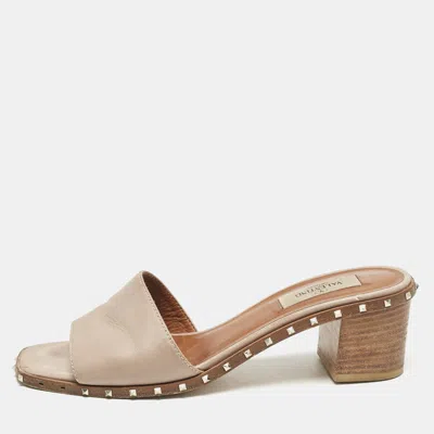 Pre-owned Valentino Garavani Beige Leather Rockstud Slide Sandals Size 37.5