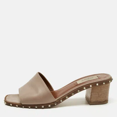 Pre-owned Valentino Garavani Beige Leather Rockstud Slide Sandals Size 37.5