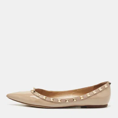 Pre-owned Valentino Garavani Beige Patent Leather Rockstud Pointed Toe Ballet Flats Size 37.5 In Sand