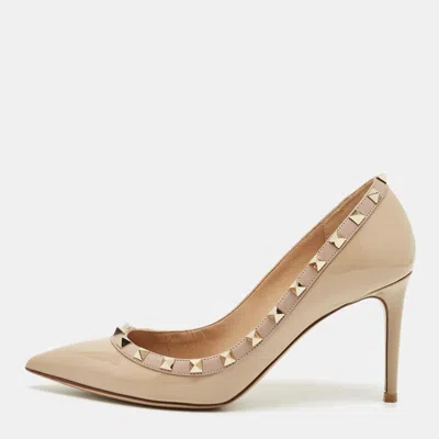 Pre-owned Valentino Garavani Beige Patent Leather Rockstud Pointed Toe Pumps Size 38.5 In Sand