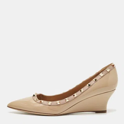 Pre-owned Valentino Garavani Beige Patent Leather Rockstud Pointed Toe Wedge Pumps Size 39.5 In Sand