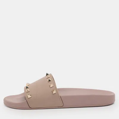 Pre-owned Valentino Garavani Beige Rubber Rockstud Slide Flats Size 40 In Sand