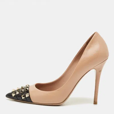 Pre-owned Valentino Garavani Beige/black Leather And Patent Alcove Rockstud Pointed Toe Pumps Size 37 In Sand