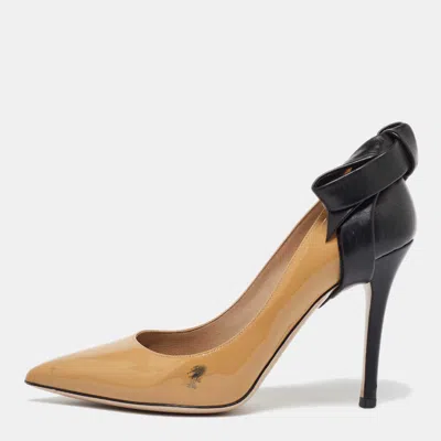 Pre-owned Valentino Garavani Beige/black Leather And Patent Bow Pointed Toe Pumps Size 38.5