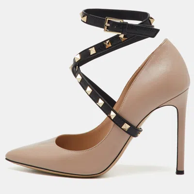 Pre-owned Valentino Garavani Beige/black Leather Rockstud Ankle Wrap Pointed Toe Pumps Size 38 In Sand