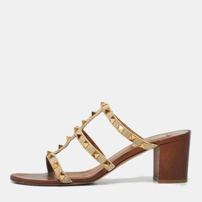 Pre-owned Valentino Garavani Beige/brown Leather And Straw Rockstud Slide Sandals Size 39