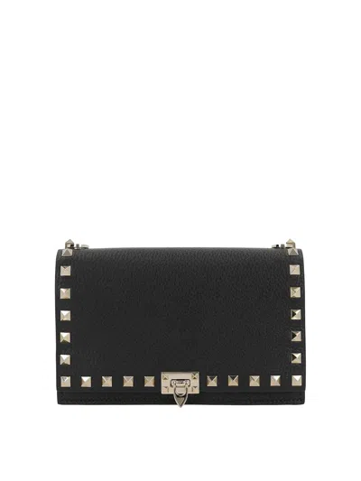 Valentino Garavani Pouch With Rockstud Chain In Grained Calfskin In Black