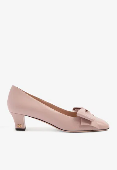 Valentino Garavani Bowow 45 Leather Pumps In Powder