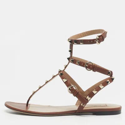 Pre-owned Valentino Garavani Brown Leather Rockstud Flat Thong Sandals Size 38
