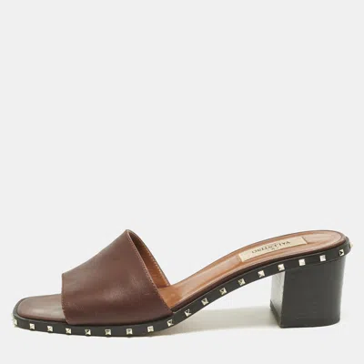 Pre-owned Valentino Garavani Brown Leather Rockstud Open Toe Slide Sandals Size 38