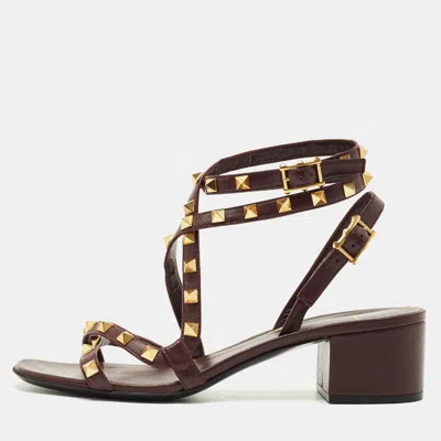 Pre-owned Valentino Garavani Burgundy Leather Rockstud Ankle Strap Block Heel Sandals Size 38.5