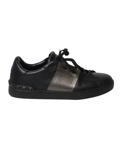 Valentino By Mario Valentino Valentino Garavani Rockstud Low-top Sneakers In Black Calf Leather