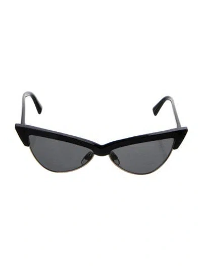 Pre-owned Valentino Cat-eye Tinted Sunglasses In Black