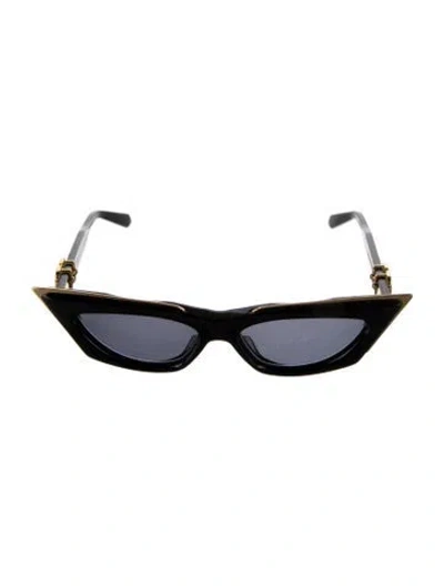 Pre-owned Valentino Cat-eye Tinted Sunglasses In Black