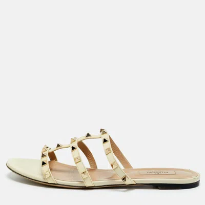 Pre-owned Valentino Garavani Cream Leather And Patent Leather Rockstud Flat Sandals Size 41 In White