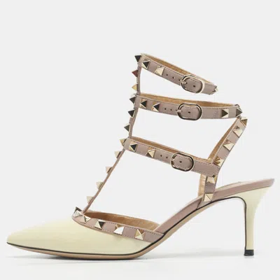 Pre-owned Valentino Garavani Cream Leather And Patent Leather Rockstud Pumps Size 37 In White